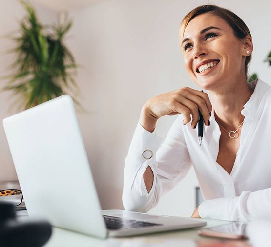 Mujer en computador